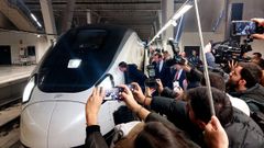 El ministro scar Puente prometi ante Caballero el viaje Vigo-Madrid en 3 horas y 35 minutos en el estreno del tren Avril.