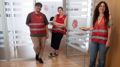 Jos� Mar�a Bocanegra, coordinador del programa, junto a dos voluntarias: Mara, fenesa de 21 a�os, y Karen, colombiana de 23