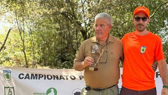 F�lix Robles, ganador de la nueva edici�n del Campionato Provincial de Caza de Ourense de San Huberto Xunta de Galicia, recogiendo el trofeo