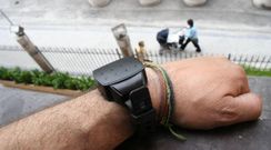 Unas de las ms de 3.000 pulseras telemticas que funcionan en Espaa