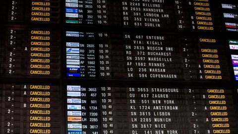 Un panel avisa de la cancelaci�n de vuelos en el aeropuerto internacional de Zaventem, en Bruselas