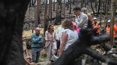 La conselleira �nxeles V�zquez, en una zona calcinada de Padr�n junto al alcalde Anxo Arca y otros representantes locales.