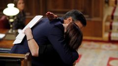 Abrazo entre Pedro S�nchez y Adriana Lastra