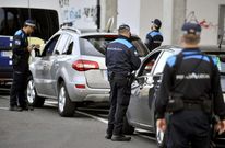 Agentes de la Polic�a Local de Ferrol realizando un control de veh�culos. 