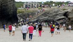 Colas para acceder a la playa de As Catedrais, una imagen cotidiana en agosto. 