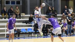 Linhares lanzando a porter�a en un partido en el Municipal