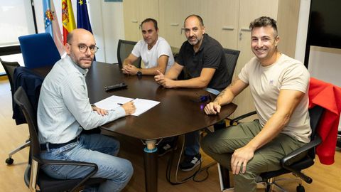 Isaac Ros�n y Miguel �ngel Iglesias, durante la reuni�n sobre la volandeira y las ayudas europeas al sector pesquero.