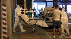 Momento en el que el cuerpo sin vida de la mujer fue retirado de la vivienda que comparta con su  hijo, en la calle Duque de Rivas de Vilagarca