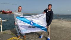 �lex Vidal, concejal de Deportes de Ribeira, y Suso Silva, presidente del club de remo local�presentaron la bandera de bateles