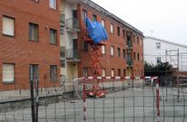 La reforma de la fachada de las casas de los profesores comenz� ayer por la ma�ana. 