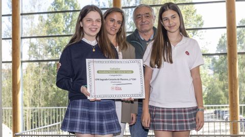 Carlos Vales, director del Ceida, entreg el galardn al mejor cuaderno de campo de la ESO, al CPR Placeres (Pontevedra) y a la profesora Ana Pascual