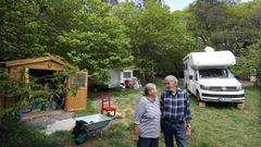 Ursula y Eggert en la finca donde montar�n el espacio com�n junto a su casa, su autocaravana