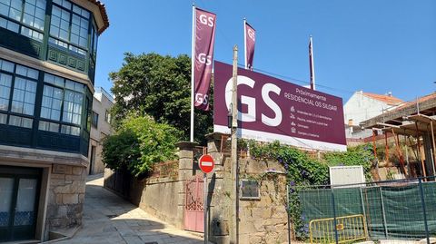Carteles anunciando la obra de Residencial GS Silgar, en Sanxenxo