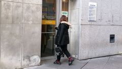 La mujer de Javier Ardines a su llegada a los juzgados
