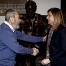 La ministra B��ez saluda a M�ndez al llegar a la sede de UGT.