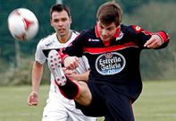 El delantero burel�s Luis Fern�andez (derecha) firm� ayer un �hat trick�.