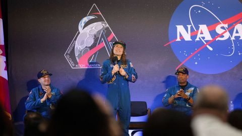 Christina Koch, primera mujer en orbitar alrededor de la �rbita lunar, durante la conferencia.