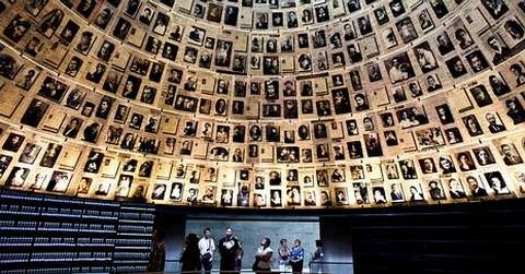 O profesor Dobrowolski logrou sobrevivir ao Holocausto. En memoria das vtimas do nazismo construuse en Xerusaln o museo Yad Vashem, que ves na imaxe