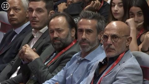 Fede Vidal se sent a la izquierda de Vilda. Luis de la Fuente lo hizo a su derecha