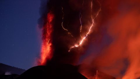 Una descarga de rayos sobre el cono del volcn de La Palma.