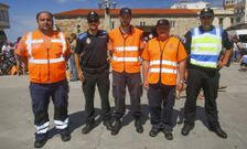 Voluntarios de Protecci�n Civil y agentes de Polic�a en Cai�n, en el D�a da Bicicleta del 2014. 