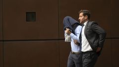 El abogado Alejandro Alvarez-Buylla acompa�a a su defendido tras salir en libertad vigilada, esta tarde en Oviedo. La Polic�a Nacional atribuye un delito de odio a los seis j�venes identificados, como los agresores de dos personas en las fiestas de San Mateo de Oviedo, cinco de los cuales ya est�n detenidos, al considerar que fue un ataque hom�fobo