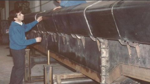 Jos� Ram�n Franco supervisando una obra de calderer�a.