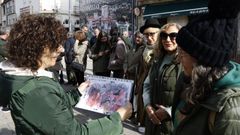 Participantes en la concentración, con uno de los dibujos elaborados por escolares sobre los incendios de agosto