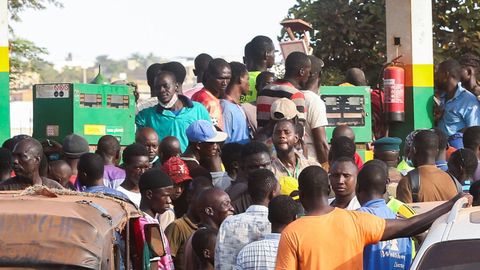 La gente se re�ne en una gasolinera en medio de la continua escasez de combustible causada por un bloqueo impuesto por insurgentes vinculados a Al Qaida a principios de septiembre, en Bamako, Mal�, el 1 de noviembre de 2025.