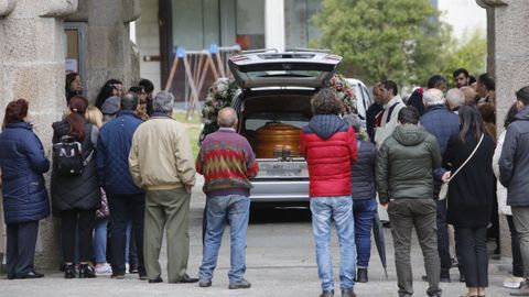 Momento del funeral en O Carballio de la joven Lara, fallecida en el accidente de Ribadeo.