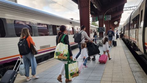 Viajeros con ni�os en la estaci�n de tren de A Coru�a