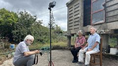 Javier Codesal fotografiando a Manuel Olveira xunto a Edelmira Vidal, unha das entrevistadas