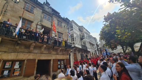 Izado de banderas por las fiestas de Viveiro este jueves