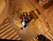 El coche estaba aparcado sobre planchas met�licas que cubr�an el socav�n de las obras.