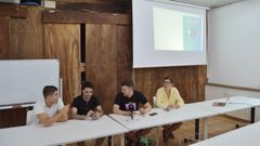 Membros da organizaci�n da Dorna na reuni�n de este s�bado na casa da xuventude de Ribeira