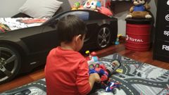 El ni�o de dos a�os que sufri� una �lcera y un edema en un ojo, en una imagen cedida por la familia