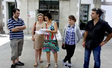 Ana P�rez, presidenta de Anedia, en el centro, con otros miembros, antes de entregar las firmas.