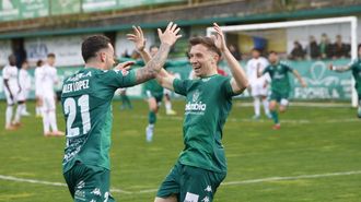 Diego celebra con �lex L�pez el 2-1 que en aquel momento remontaba la ventaja del Castilla en Espi�edo