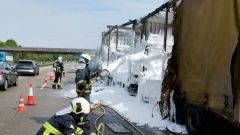 Un cami�n que transportaba pintura arde en la A-66 en sentido Gij�n y causa dos kil�metros de retenciones