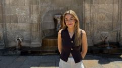 Nerea Dorado ante la fuente termal de As Burgas.