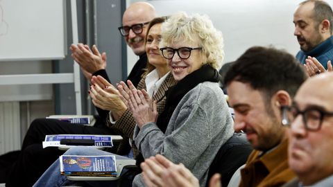 No centro, Beatriz Caama�o, irm� de Bego�a Caama�o. 