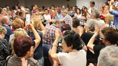 Adri�n Barb�n, en el centro de la imagen, rodeado de militantes en la Casa del Pueblo de Gij�n