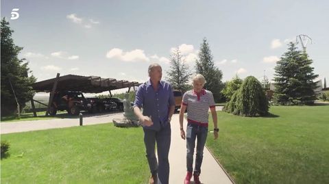 La casa tiene un jard�n de 15.000 metros cuadrados y un helipuerto privado. 