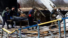 Los servicios de emergencia retira el cuerpo de un civil muerto en los ataques sobre Irp�n.