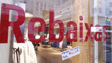 Tiendas cerradas en la plaza de Lugo en el primer d�a de rebajas
