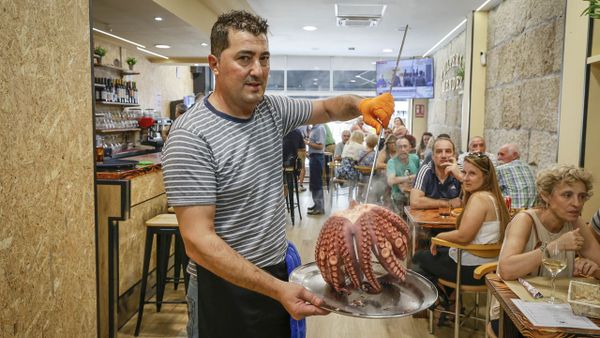 Jos� Luis M�ndez, con un ejemplar de pulpo, en la Pulper�a M�ndez que abri� en Celanova.