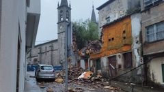 Imagen de la vivienda que cay� a principios de mes en la r�a Santiago de Betanzos