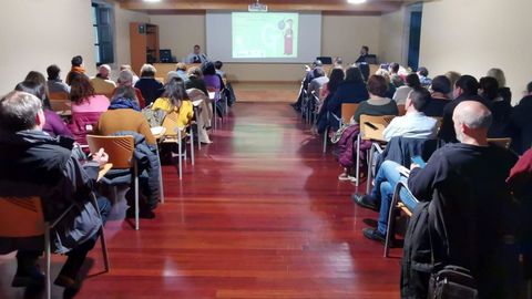 El investigador Felipe Aira (al fondo a la izquierda) habló en Tui sobre la historia de la antigua comunidad judía de Monforte