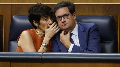 Óscar López, ministro para la Transformación Digital y de la Función Pública, y la ministra de Migraciones, Elma Saiz