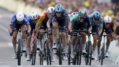 Imagen del pelot�n durante una etapa de la presente edici�n del Tour de Francia.